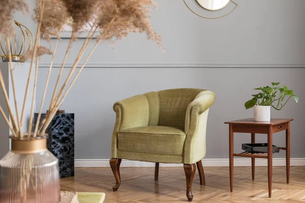 Stylowy Luksusowy Pokój Dzienny Wnętrza Mieszkania Eleganckim Zielonym Fotelu Aksamitu — Zdjęcie stockowe