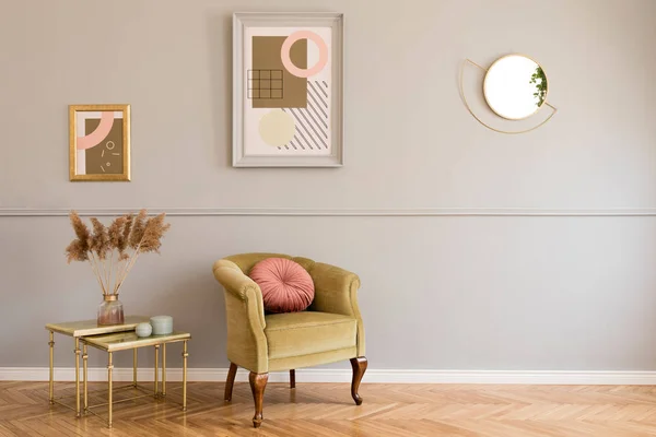 Stylowy Luksusowy Pokój Dzienny Wnętrza Mieszkania Eleganckim Zielonym Fotelem Retro — Zdjęcie stockowe