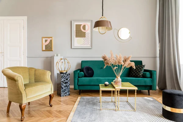 Stylowy Luksusowy Pokój Dzienny Wnętrza Mieszkania Eleganckim Zielonym Aksamitu Fotel — Zdjęcie stockowe