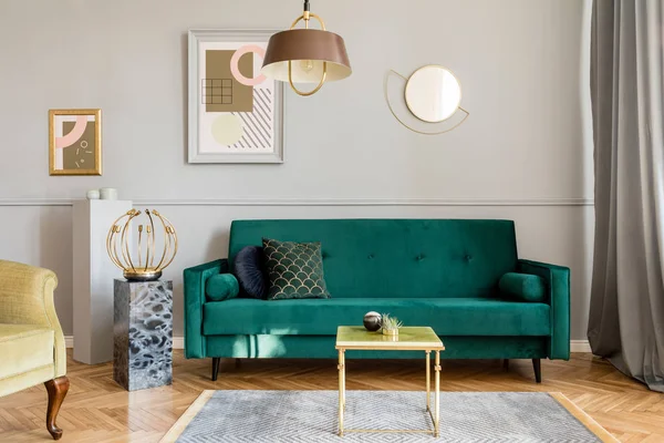 Stilig Luksusstue Leilighetens Interiør Med Elegant Grønn Fløyel Lenestol Sofa – stockfoto