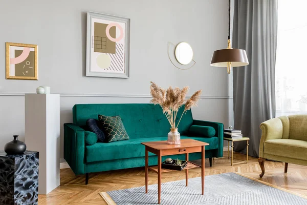 Stylowy Smaczny Salon Wnętrza Mieszkania Eleganckim Zielonym Aksamitu Fotel Sofa — Zdjęcie stockowe
