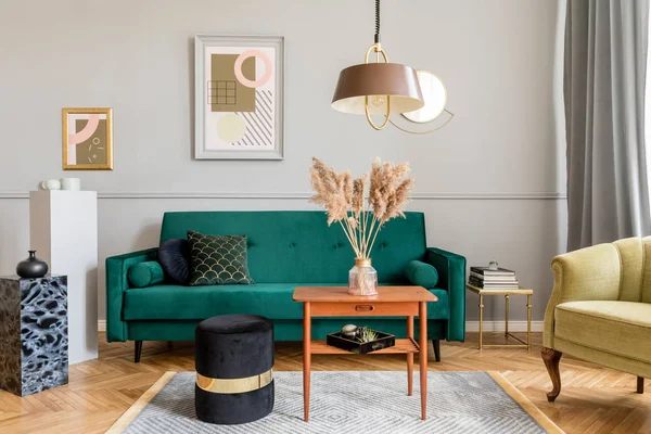 Stylový Chutný Obývací Pokoj Interiéru Elegantním Zeleným Sametovým Křesílkem Pohovkou — Stock fotografie