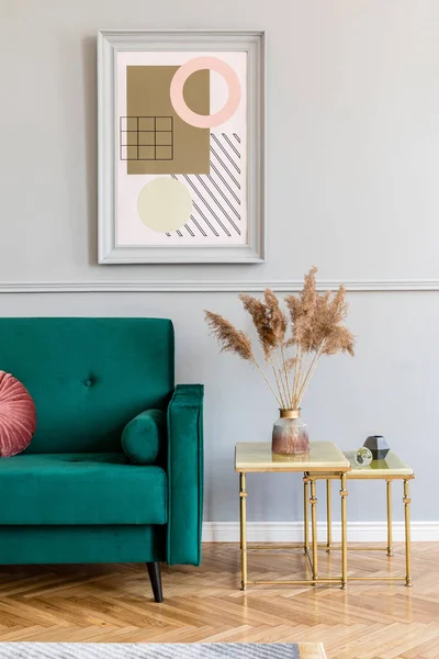 Stylowy Elegancki Pokój Dzienny Wnętrze Mieszkania Zielonym Aksamitu Sofa Złoty — Zdjęcie stockowe