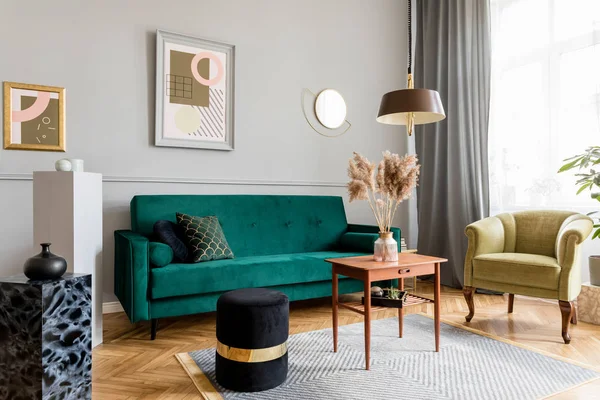 Stilig Elegant Rom Leilighetens Interiør Med Grønn Fløyel Lenestol Sofa – stockfoto