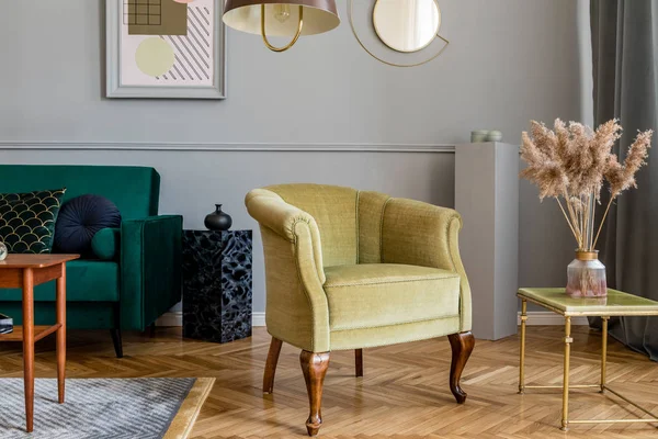 Stylový Luxusní Obývací Pokoj Interiéru Elegantním Zeleným Sametovým Křesílku Pohovkou — Stock fotografie