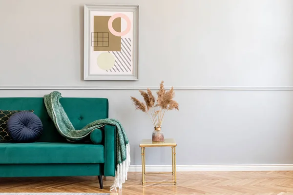 时尚典雅的公寓内部客厅 配有绿色天鹅绒咖啡桌 金色咖啡桌 设计镜和别致的配饰 在灰墙上模拟绘画框架 豪华家居装饰 — 图库照片