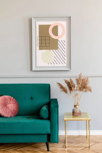 Bergaya Dan Elegan Ruang Tamu Interior Apartemen Dengan Sofa Beludru — Stok Foto
