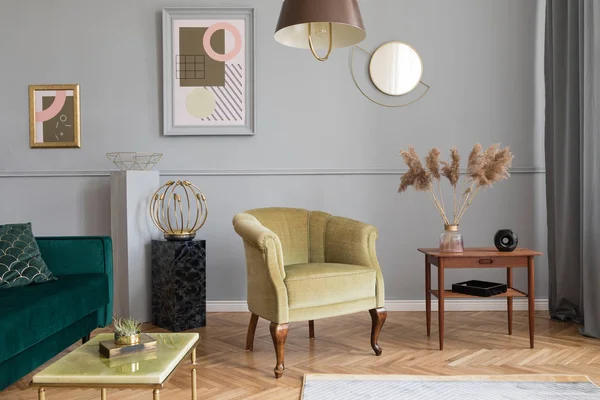 Elegantní Útulný Obývací Pokoj Interiérem Elegantním Zeleným Sametovým Křesílku Pohovkou — Stock fotografie