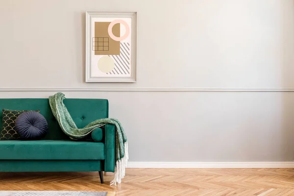 Elegant Och Elegant Vardagsrum Lägenhetens Interiör Med Grön Sammet Soffa — Stockfoto