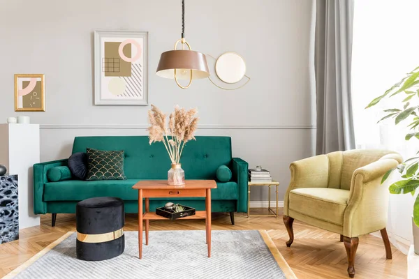 时尚而优雅的公寓内部客厅 配有绿色天鹅绒扶手椅和卫生间 布原桌 设计灯和别致的配件 灰墙上的抽象画 豪华家居装饰 — 图库照片