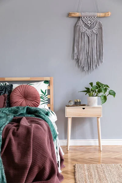 Luxe Interieur Van Slaapkamer Met Design Houten Nachtkastje Grijze Macrame — Stockfoto