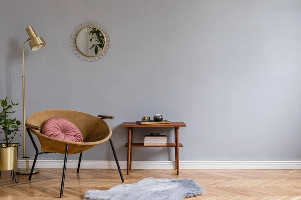 Şık ve lüks iç tasarım bal sarı koltuk, altın lamba ve ayna, bitkiler ve yastık ile. Zarif aksesuarları ile Retro küçük masa. Oturma odası modern ev dekorasyonu. Kopyalama alanı.