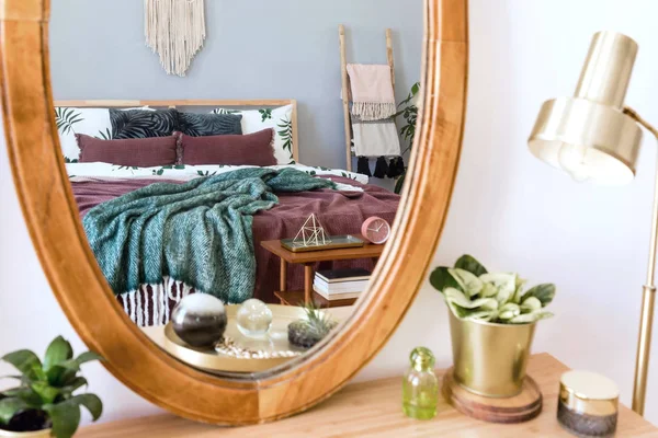 デザイン家具 スタイリッシュなマクラメ 木製のはしご エレガントなアクセサリーを備えたモダンで豪華なベッドルームのインテリア 美しいベッドシーツ 暖かい家の装飾 ミラーからのビュー — ストック写真