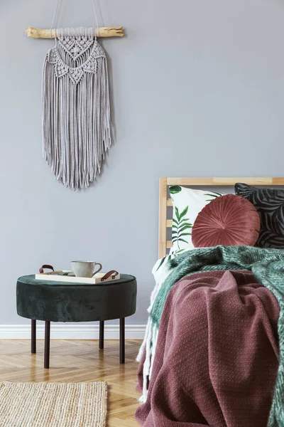 Interior Luxuoso Quarto Com Design Pufe Veludo Verde Macrame Cinza — Fotografia de Stock