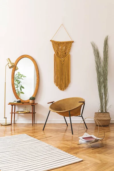 Stylový Minimalistický Interiér Obývacího Pokoje Designem Zlaté Lenošky Lampy Plakátové — Stock fotografie