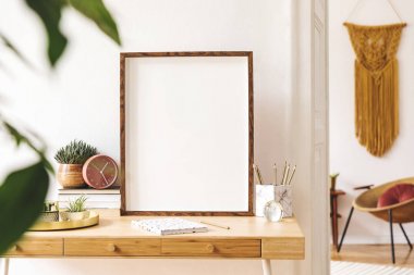 Poster çerçevesi, altın koltuk, tasarım aksesuarları ve mobilya, beyaz duvarda büyük sarı makrame kadar sahte daire Zarif scanidnavian iç. Oturma odası rahat tasarım ev dekorasyonu. 