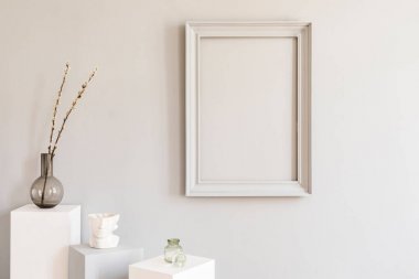 Gri poster çerçevesi, şık aksesuarları ile beyaz ve gri kaideler, çiçekli vazo ile sahte ile şık ve tasarım ev dekorasyonu. Eklektik ve minimalist oda iç. Şablon. Boş.