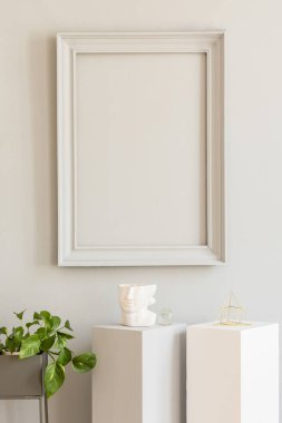 Minimalist ve tasarım ev dekor gri poster çerçevesi ve şık aksesuarları ve platns ile beyaz kaideler kadar sahte. Eklektik ve modern oda iç. Şablon. Boş. Gerçek fotoğraf.