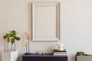 Gri poster çerçevesi, şık aksesuarlar, lamba ve kitaplar ile lacivert raf kadar sahte ile Scandi ve tasarım ev dekorasyonu. Altın saksı büyük bitkiler ile şık ve minimalist oda iç. 