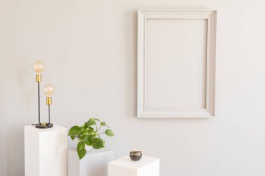 Scandi ve tasarım ev dekor gri poster çerçevesi kadar mock, şık aksesuarları ile beyaz ve gri kaideler, tencerede lamba ve bitkiler. Şık ve minimalist oda iç. Şablon. Boş.