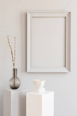 Şık ve tasarım ev dekor gri poster çerçevesi kadar mock, şık aksesuarları ile beyaz ve gri kaideler, çiçekli vazo. Eklektik ve minimalist oda iç. Şablon. Boş.