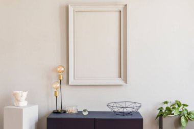Gri poster çerçevesi, şık aksesuarlar, lamba ve bitkiler ile lacivert raf kadar sahte İskandinav ve tasarım ev dekorasyonu. Şık ve minimalist oda iç.