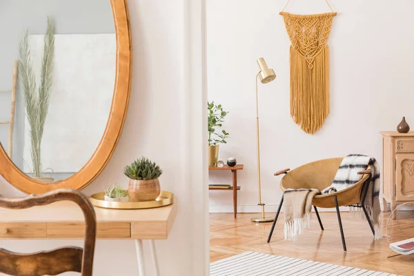 Elegante Aconchegante Scanidnavian Interiores Apartamento Com Espelho Grande Penteadeira Poltrona — Fotografia de Stock
