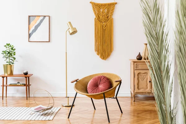金のアームチェア レトロなデザインの家具 モックアップポスターフレーム 熱帯の葉 黄色のマクラメとランプとリビングルームのスタイリッシュでエレガントなスカンディホームインテリア 居心地の良い暖かい客室 — ストック写真