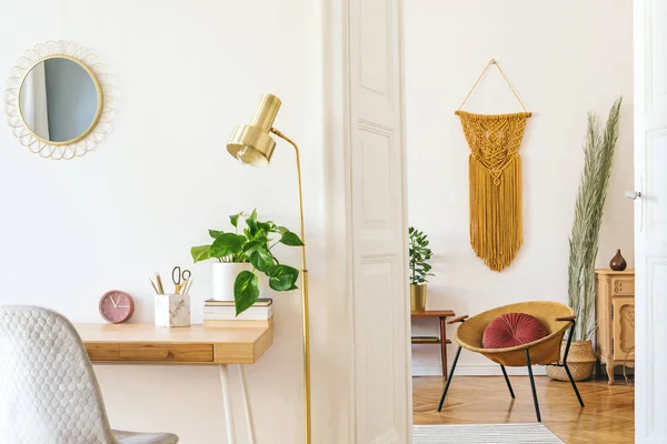 木製の机 金のアームチェア デザインアクセサリーや家具 白い壁に大きな黄色のマクラメとアパートのスタイリッシュなスキャニドナビアのインテリア リビングルームのデザインホームインテリア 暖かく居心地の良い — ストック写真