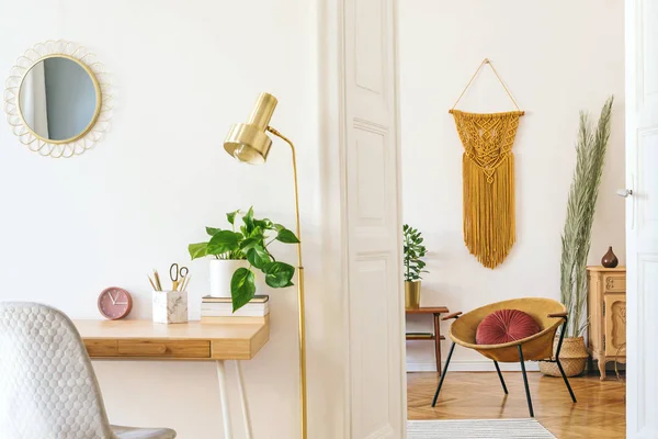 Stijlvolle Scanidnavian Interieur Van Appartement Met Houten Bureau Gouden Fauteuil — Stockfoto