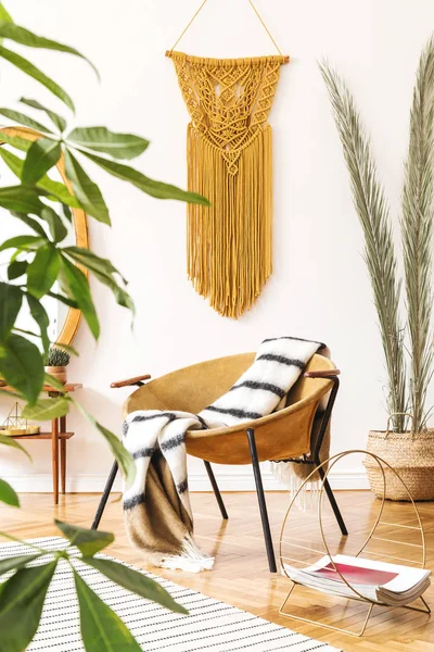 Stijlvol Minimalistisch Scandi Interieur Van Woonkamer Met Design Gouden Fauteuil — Stockfoto