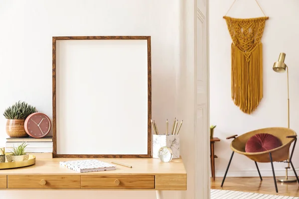 Poster çerçevesi, altın koltuk, tasarım aksesuarları ve mobilya, beyaz duvarda büyük sarı makrame kadar sahte daire Zarif scanidnavian iç. Oturma odası rahat tasarım ev dekorasyonu. 