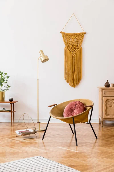 Stylový Minimalistický Interiér Obývacího Pokoje Designem Zlaté Lenošky Lampy Toaletní — Stock fotografie