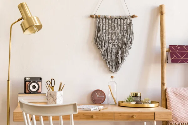 Stijlvolle Scanidnavian Interieur Met Houten Bureau Grijze Macrame Design Accessoires — Stockfoto