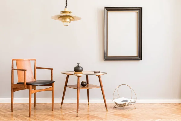 Stylowe Designerskie Wnętrze Stylu Retro Krzesłem Złotą Lampką Małym Stołem — Zdjęcie stockowe
