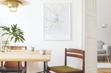 Şık ve eklektik yemek odası iç poster haritası kadar mock, masa tasarımı sandalyeler, altın pedant lamba ve ikinci alanda zarif kanepe paylaşımı. Beyaz duvarlar, ahşap parke. Vazoda tropikal yapraklar.