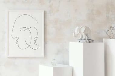 Beyaz standları ile şık ve minimalist iç, poster çerçevesi, fil heykel, geometrik şekil kadar mock. Tasarım aksesuarları ile modern oda. Eklektik ev dekorasyonu. Soyut silinmiş duvarlar. 