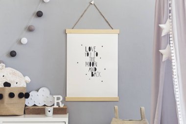 Poster, yıldız ve doğal sepet ve çocuk aksesuarları oyuncak ayı ile beyaz raf ile gri gölgelik asılı ile şık İskandinav kreş iç. Gri arka plan duvarı.