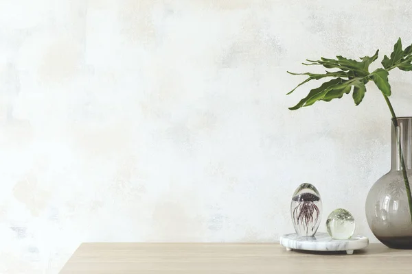 现代和折衷的室内与抽象擦墙 玻璃球和热带叶在花瓶在木桌上 时尚的空间与设计配件 装饰美的家居装饰 真实照片 — 图库照片