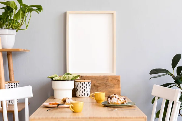 Stilvolles Und Sonniges Interieur Der Küche Mit Kleinem Holztisch Mit — Stockfoto