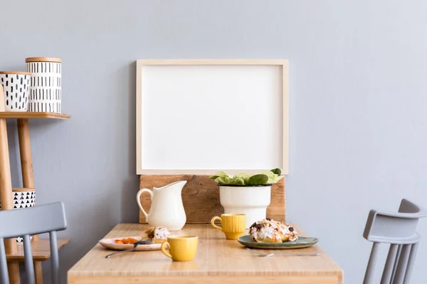 时尚而现代的厨房空间内部 配有小木桌 模拟相框 设计杯 家具和美味的甜点 斯堪的纳维亚客房装饰 配有厨房配件 — 图库照片