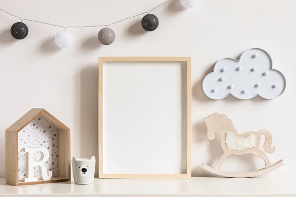 现代斯堪的纳维亚新生儿房配有模拟相框 木制玩具和儿童杯 挂棉灯和白云 简约舒适的内部 白色墙壁 真实照片 — 图库照片