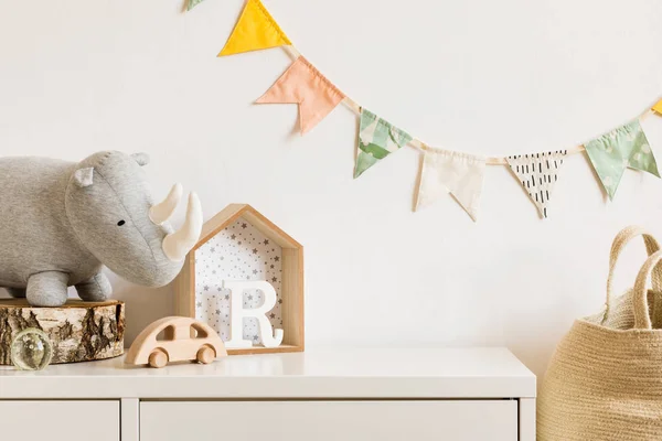 Moderne Scandinavische Pasgeboren Baby Kamer Met Pluche Neushoorn Design Speelgoed — Stockfoto