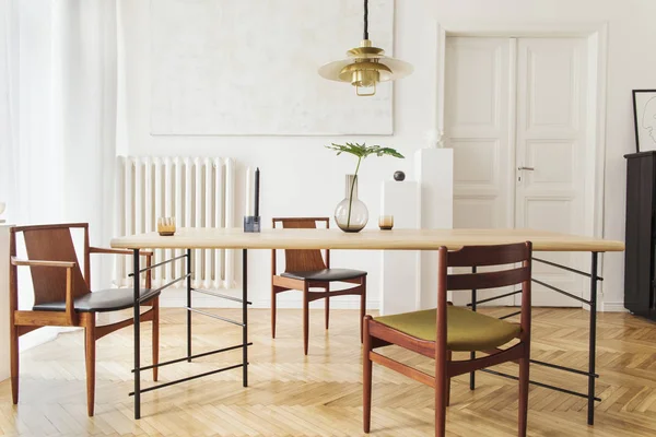 Interior Ecléctico Elegante Comedor Con Mesa Compartida Diseño Sillas Lámpara —  Fotos de Stock