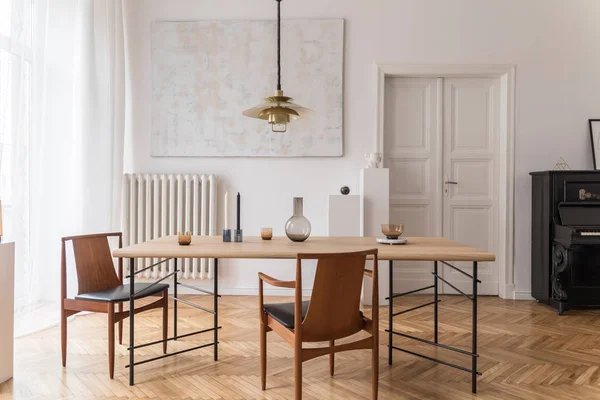 Eklektik Zarif Yemek Odası Tasarım Paylaşım Masası Sandalyeler Altın Pedant — Stok fotoğraf