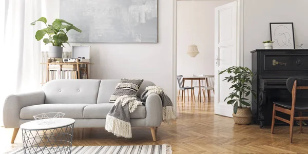 Modern Skandinavisk Inredning Vardagsrum Med Design Soffa Elegant Filt Soffbord — Stockfoto