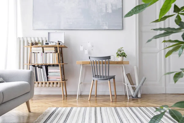 Snygg Skandinavisk Heminredning Med Kreativt Träbord Soffa Bambu Bokhylla Med — Stockfoto