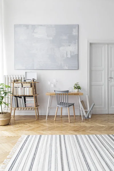 Elegante Decoração Casa Escandinava Interior Com Mesa Madeira Criativa Estante — Fotografia de Stock