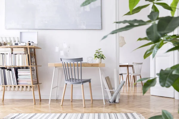 Dekorasi Interior Rumah Bergaya Skandinavia Dengan Meja Kayu Kreatif Kios — Stok Foto