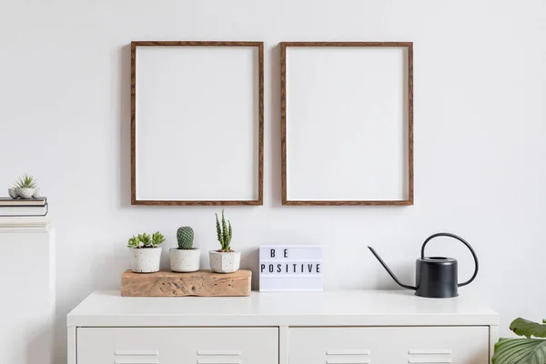 Minimalistická Domácí Výzdoba Interiéru Dvěma Hnědýma Dřevěnými Tkanými Rámy Bílou — Stock fotografie